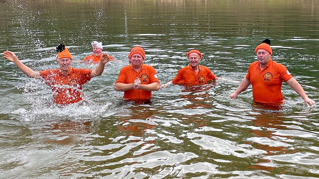 Kaltes Wasser sorgt für gute Laune – jedenfalls bei den „Koalas“.