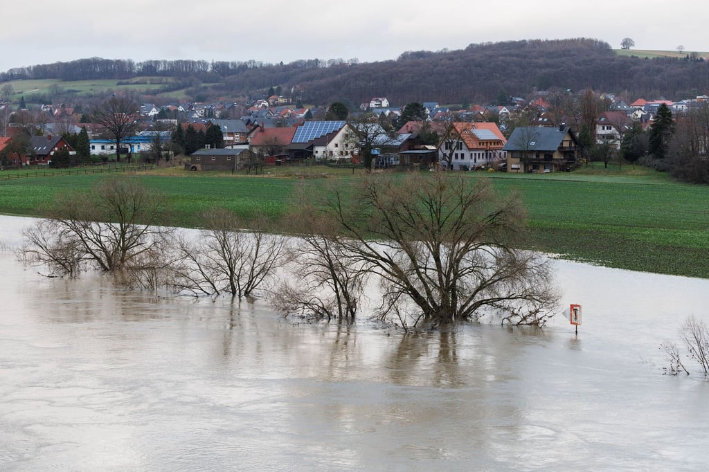 Blick auf den Hochwasser führenden Fluss Weser.
