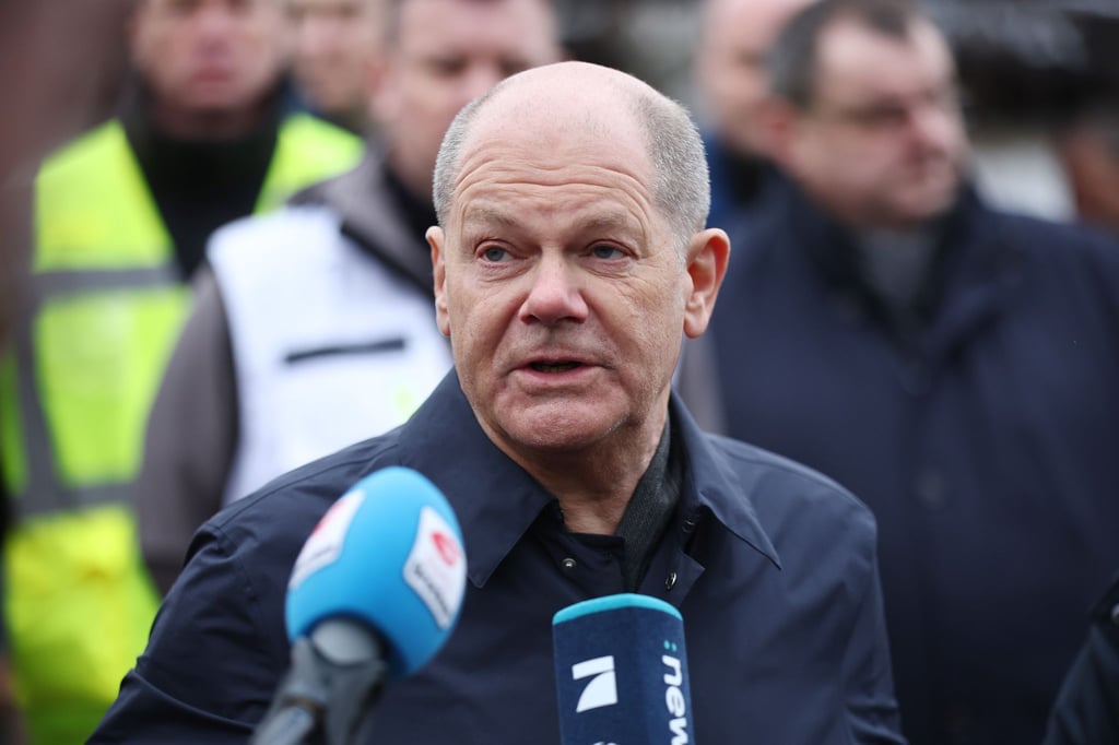 Bundeskanzler Olaf Scholz gibt Statements ab.