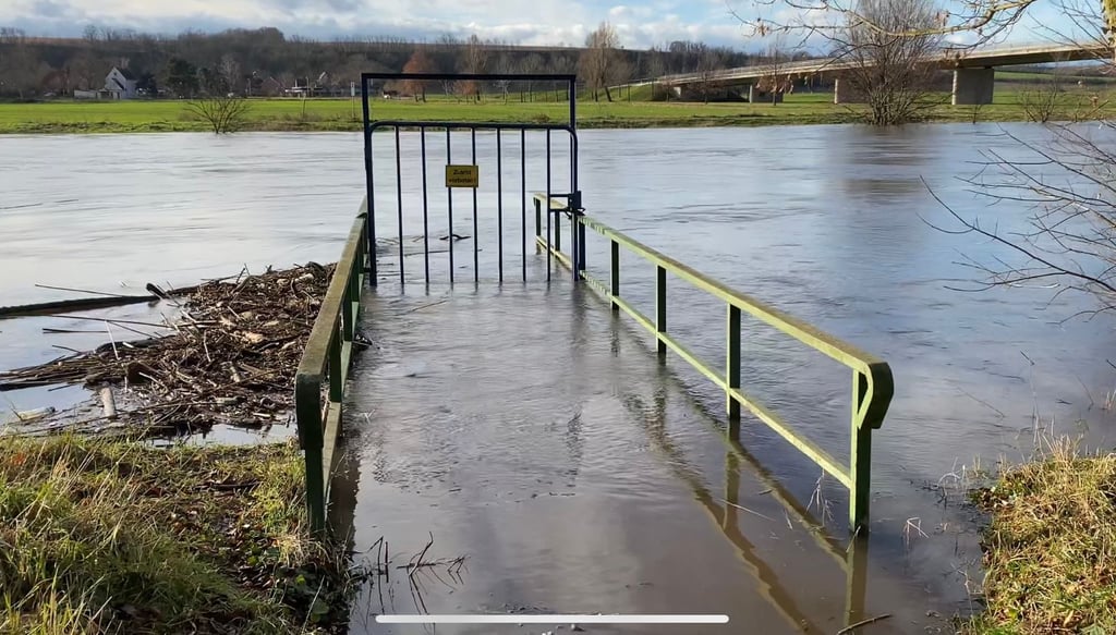Ein Blick auf den Bootsanleger an der Georgsburg in Könnern kurz vor dem jüngsten Höchststand der Saale.