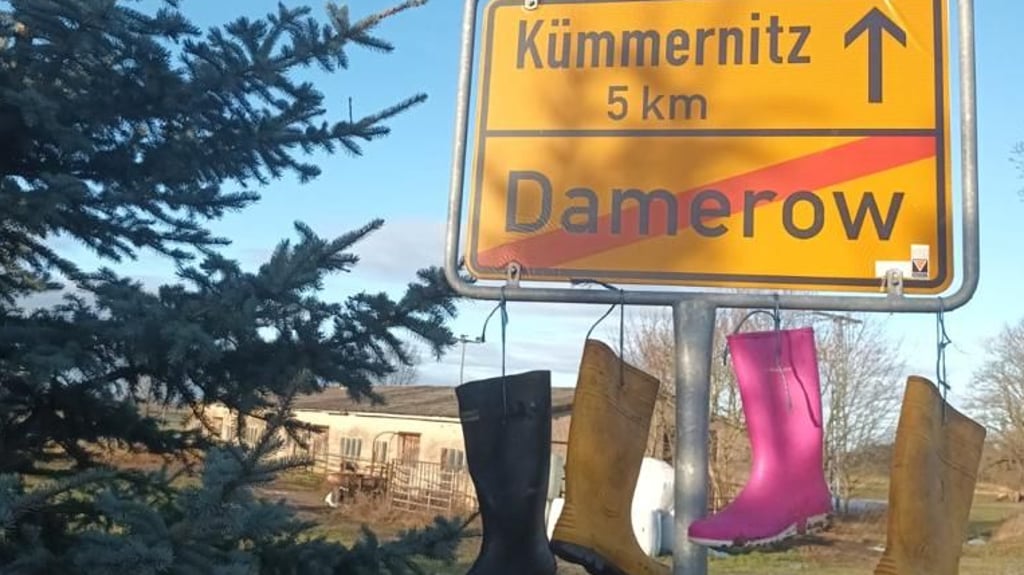 Protest der Landwirte in Sachsen-Anhalt - Stiefel hängen am Ortsschild in Damerow.