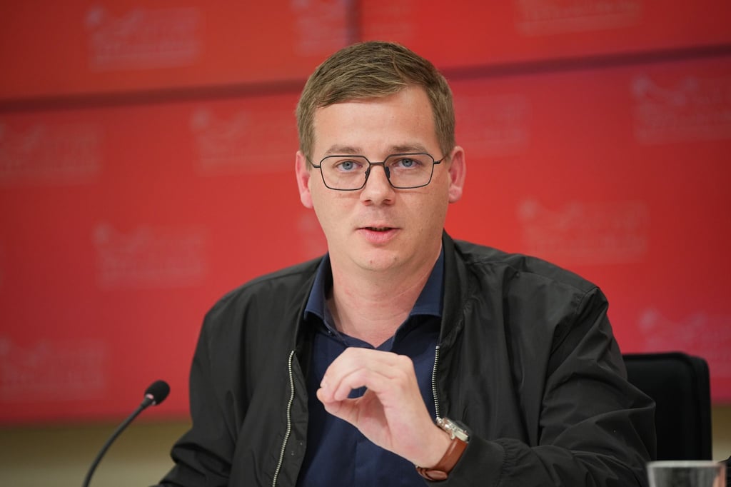 Sebastian Walter, Fraktionsvorsitzender Die Linke Brandenburg, spricht während einer Pressekonferenz im Brandenburger Landtag.