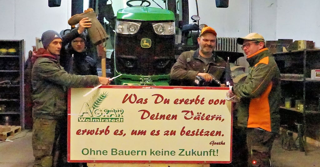 Den Trecker der Agrar GmbH für den Bauernprotest haben Robert Möhring (v.l.), Paul Westphal, Mirko Faltien und Marcel Krüger hergerichtet.