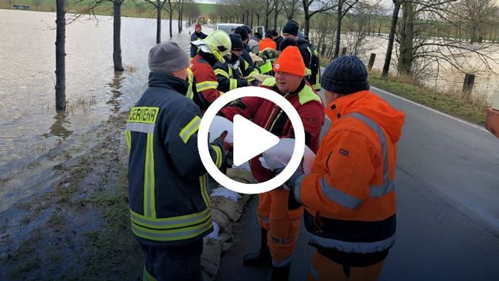 Feuerwehrleute aus Katharinenrieth und Allstedt versuchten, die Zufahrt nach Katharinenrieth mit Sandsäcken wieder frei zu bekommen.