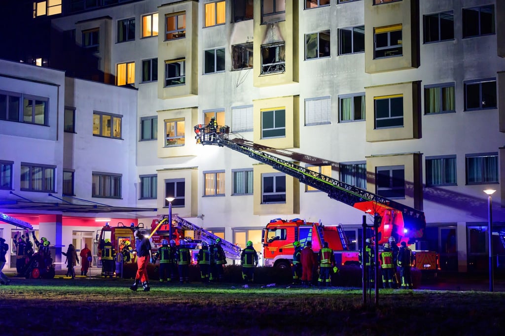 Einsatzkräfte arbeiten beim Brand im Krankenhaus.