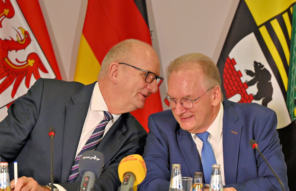 Der Ausbau des Fliegerhortes Holzdorf erfordert auch eine enge Zusammenarbeit der Landesregierungen von Sachsen-Anhalt und Brandenburg. Die Ministerpräsidenten Reiner Haseloff und Dietmar Woidke (links) haben dafür auch bei der gemeinsamen Kabinettssitzung im Dezember in Holzdorf Absprachen getroffen.
