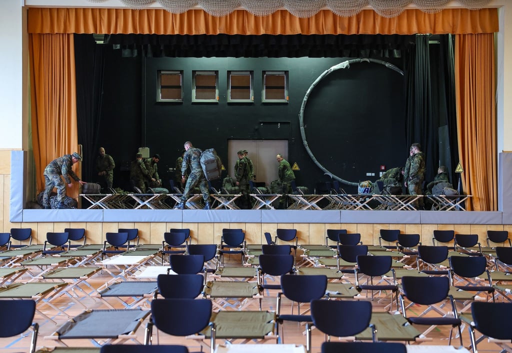 Soldaten der Bundeswehr beziehen ihr Quartier in der Mammuthalle.