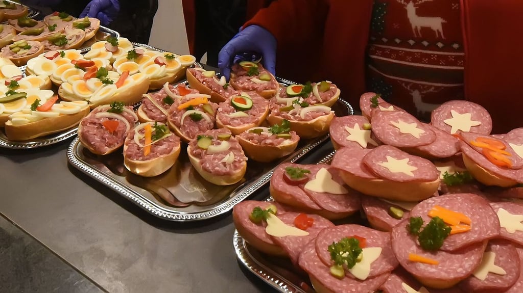 Die Ehrenamtlichen des ASB Aschersleben müssen unter anderem 600 Brötchen für die Einsatzkräfte im Hochwassergebiet schmieren.