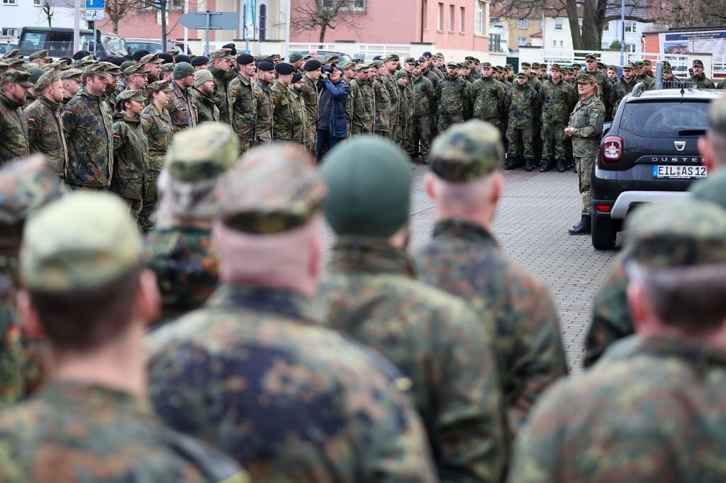 Soldaten der Bundeswehr treten vor ihrem Einsatz zu einer Einweisung an.