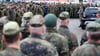 Soldaten der Bundeswehr treten vor ihrem Einsatz zu einer Einweisung an.