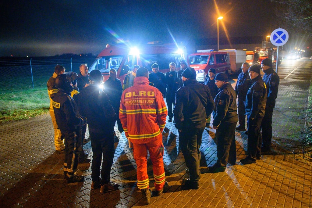 Mitglieder von Feuerwehr und Rettungsdiensten besprechen sich kurz vor der Abfahrt nach Sangerhausen.