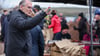 Sachsen-Anhalts Ministerpräsident Reiner Haseloff (CDU) ist bei einem Besuch im Hochwassergebiet unfreundlich empfangen worden.