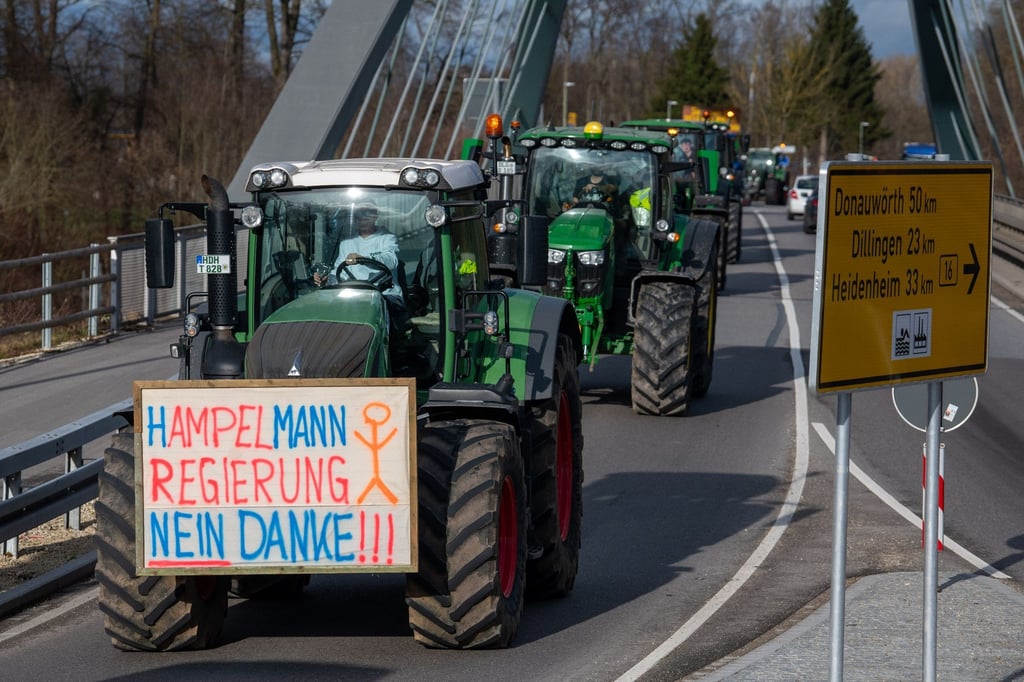 Zahlreiche Traktoren fahren zu einer Kundgebung.