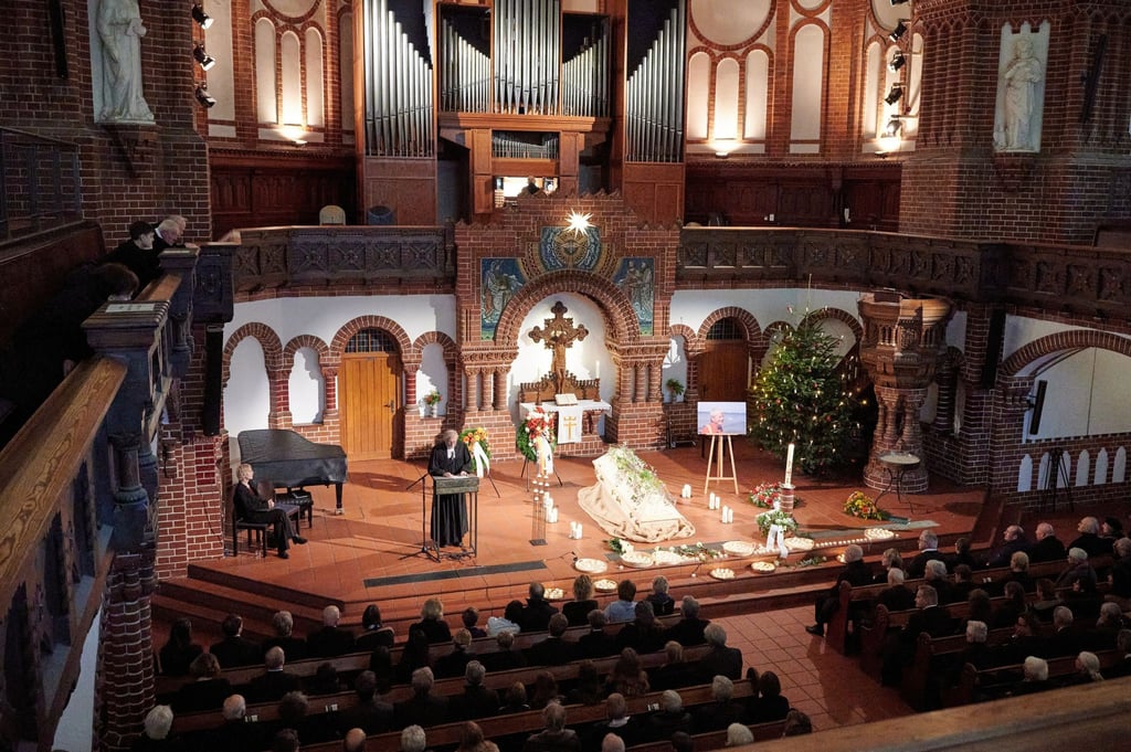 Brennende Kerzen stehen um den Sarg des Grünen-Politikers Wolfgang Wieland während der Trauerfeier in der Passionskirche.