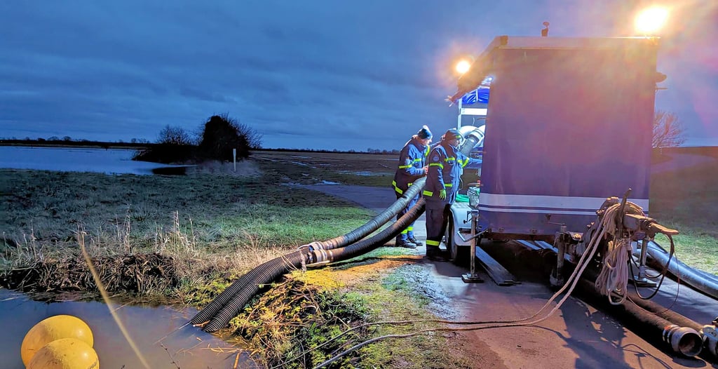 Das LHW pumpt am Siel Heyrothsberge Wasser in den Umflutkanal über. Das geschieht in Abstimmung mit dem LHW und dem Landkreis Jerichower Land.