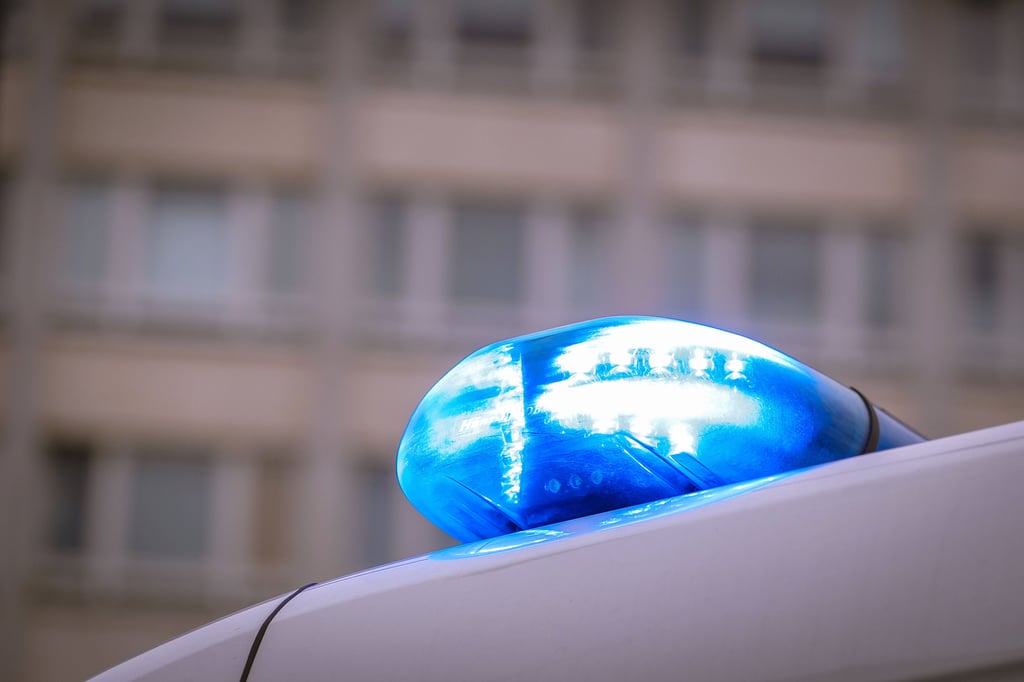 Eine Polizeiauto ist mit Blaulicht unterwegs zum Einsatzort.