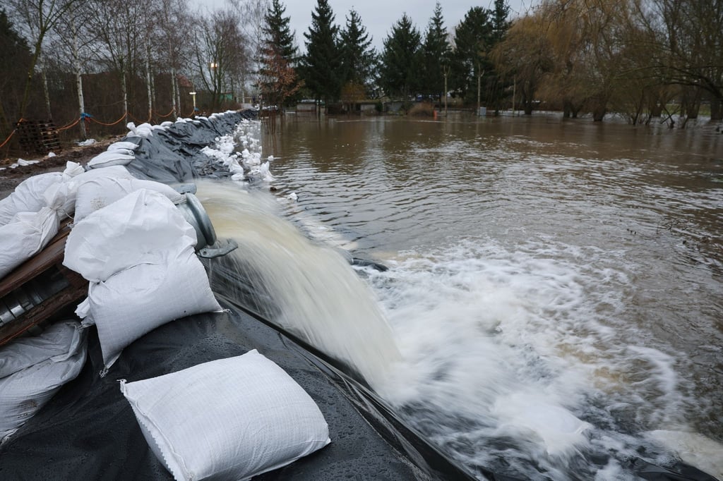Abgepumptes Wasser wird in Sangerhausen über einen Deich abgeleitet.