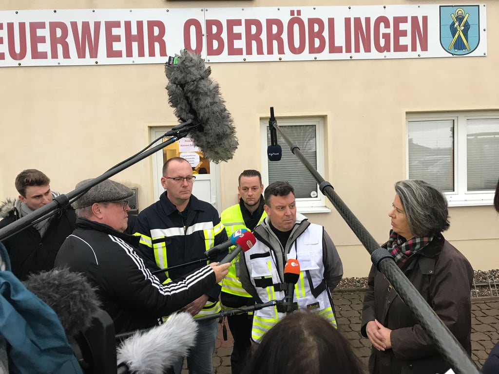 Innenministerin Tamara Zieschang (CDU, rechts) machte sich gemeinsam von Landrat André Schröder (CDU, Zweiter von rechts) und Sangerhausens Oberbürgermeister Sven Strauß (SPD, Vierter von rechts) am Dienstagnachmittag ein Bild vom Katastrophengebiet in MSH.