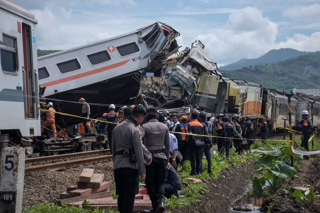 Rettungskräfte inspizieren die Zugwracks nach dem Zusammenstoß in Indonesien.