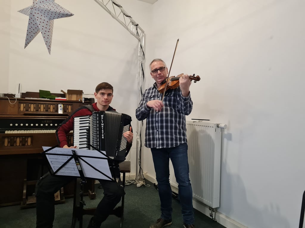 Thomas Illgen (rechts) und Sohn Toni stimmen sich für das Neujahrskonzert auf der Haynsburg ein.