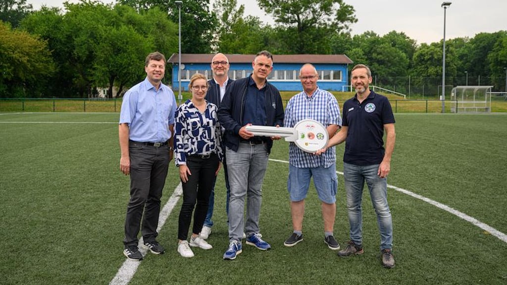 Gütliche Einigung: Schlüsselübergabe für das Gelände mit RB-Funktionär Uli Wolter (Dritter von rechts).