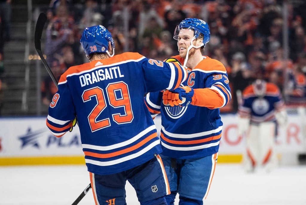 Leon Draisaitl (l) und Connor McDavid sind die Stars der Edmonton Oilers.