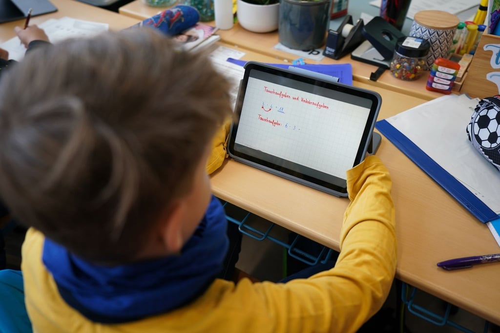 Ein Schüler arbeitet an einem Tablet während des digitalen Mathe-Unterrichts.