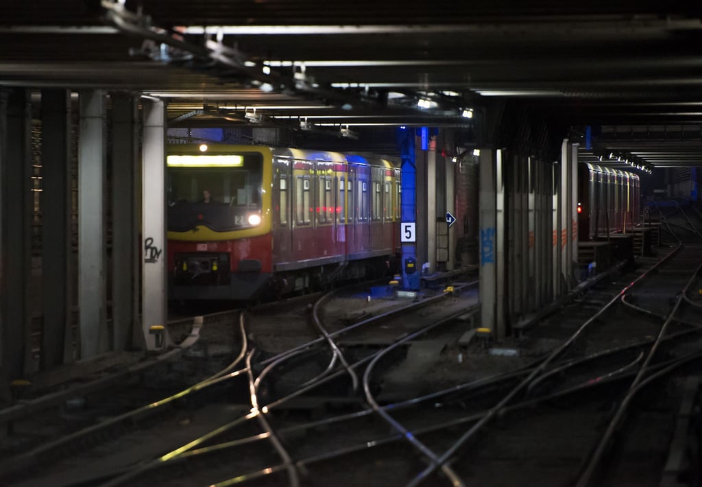 Eine S-Bahn der Linie 1 fährt aus dem Bahnhof Potsdamer Platz in den Tunnel Richtung Friedrichstraße.