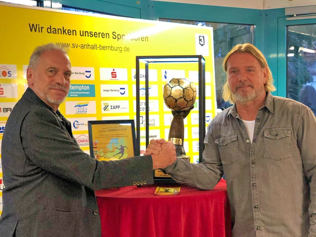 Turnierorganisator Michael Herda (v.l) mit Künstler Andreas Franke.
