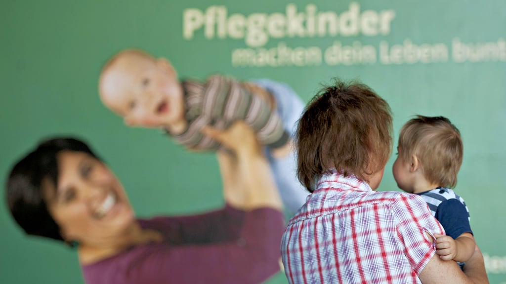 „Pflegekinder machen dein Leben bunter“ steht auf diesem Plakat. Wie bunt, das weiß die Tangermünderin Rosi Heizmann aus eigenem Erleben.
