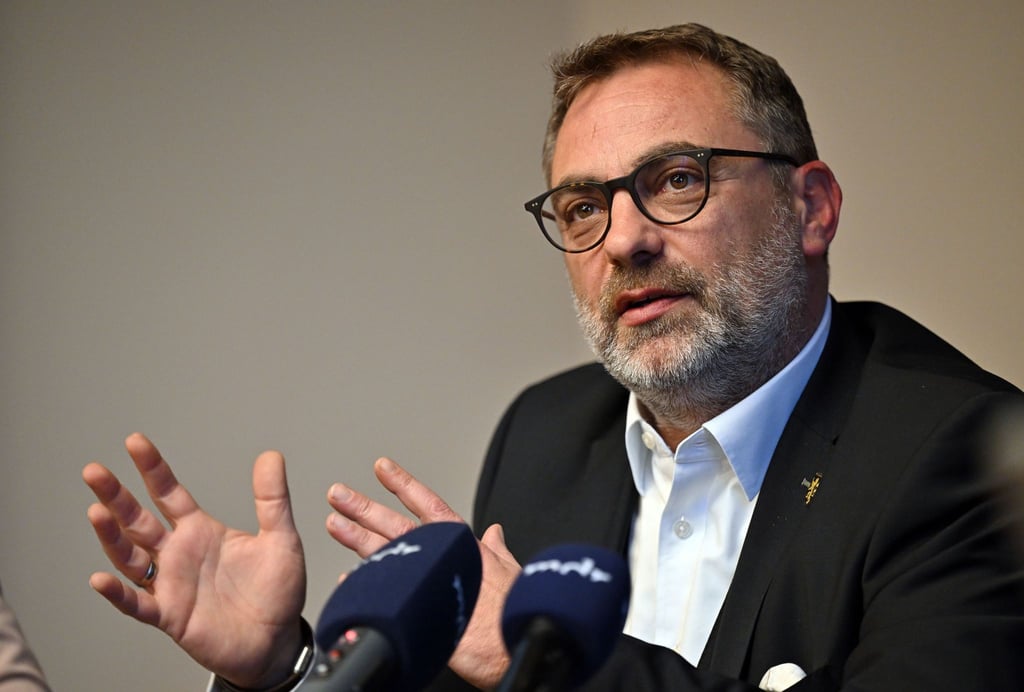 Geras Oberbürgermeister Julian Vonarb während einer Pressekonferenz.
