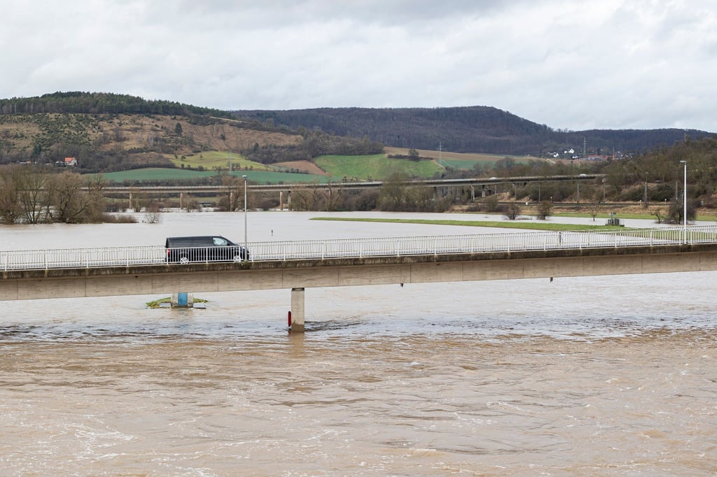 Ein Auto fährt auf einer Brücke, die nördlich vom Hochwasserrückhaltebecken Salzderhelden liegt, über den Fluss Leine.