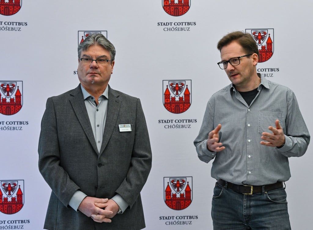 Amtstierarzt Helfried Kröber (l) und der Direktor des Tierparks Cottbus, Jens Kämmeling.