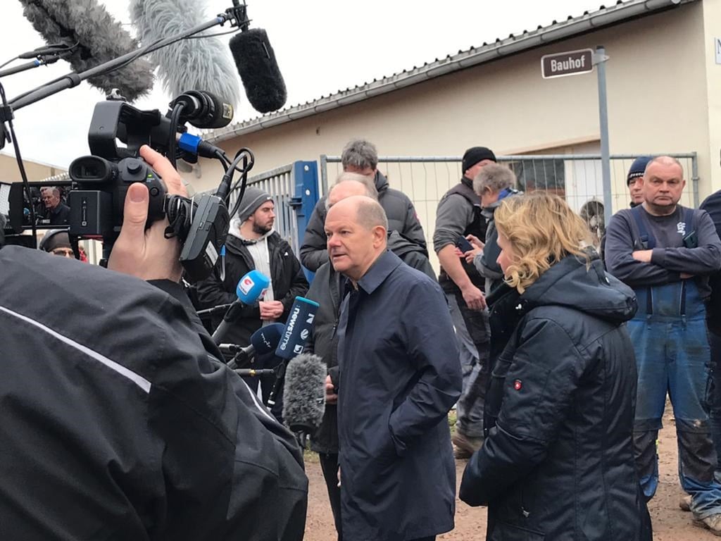 Olaf Scholz spricht zu den Medien. Er war am Donnerstag nach Mansfeld-Südharz gereist, um sich vor Ort ein Bild von der Lage im Hochwasser-Gebiet zu machen.