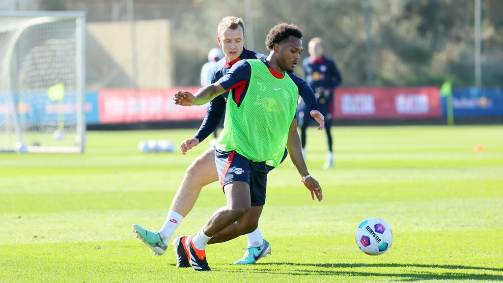 Lois Openda (vorne) dribbelt Lukas Klostermann davon.