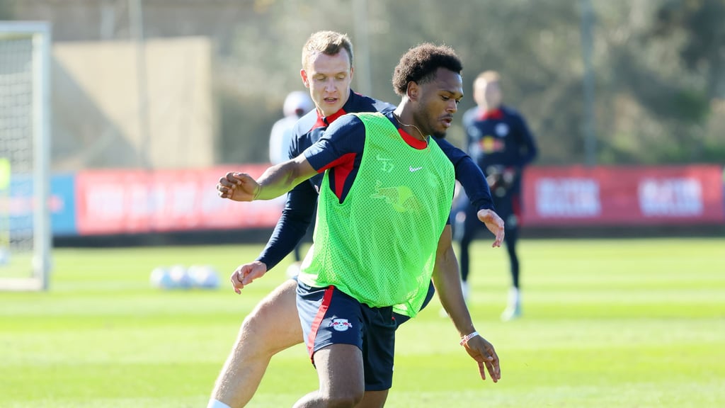 Lois Openda (vorne) dribbelt Lukas Klostermann davon.