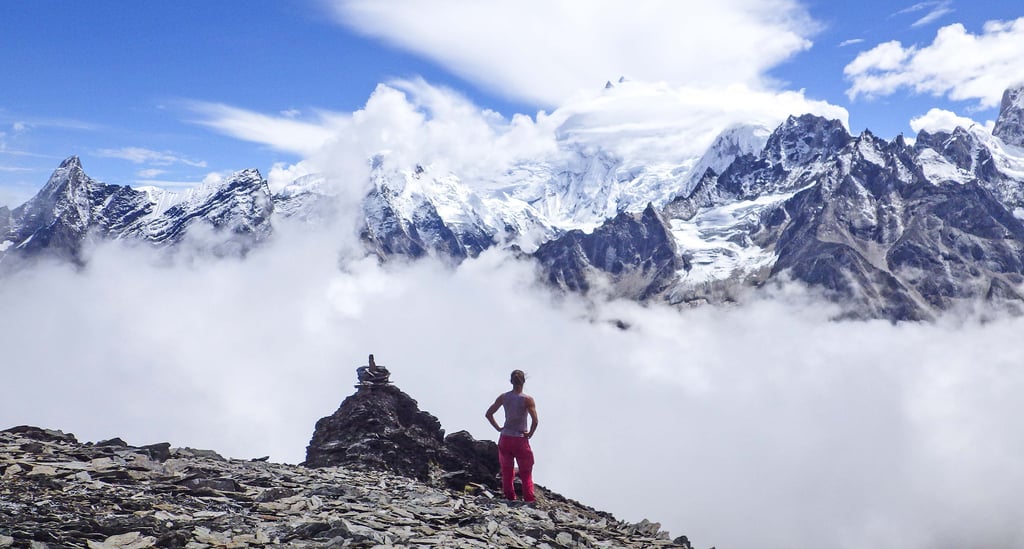 Katrin Oertel während ihrer großen Expedition in Nepal auf einer Aussichtsstelle hinter dem Larkya-La-Pass