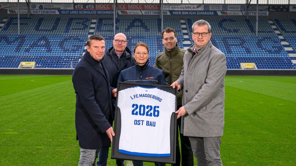 "Ost Bau" neuer Goldpartner vom 1. FC Magdeburg. Von links: Lars-Uwe Wimmer (Gesellschafter/Geschäftsführer OST BAU), Hans-Jochen Becker (Gesellschafter OST BAU), Julia von Mandel (Referentin Marketing & Kommunikation OST BAU), Alexander Wahler (kaufmännischer Geschäftsführer des 1. FC Magdeburg), Henning Klapötke (Gesellschafter/Geschäftsführer OST BAU).