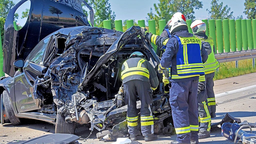 Ein Lkw rauscht auf der A 36 in einen am Fahrbahnrand stehenden Porsche. Der Fahrer des Pkw, der wegen einer Panne neben dem Fahrzeug gewartet hat, bleibt unverletzt. Einer der meistgeklickten Beiträge 2023.