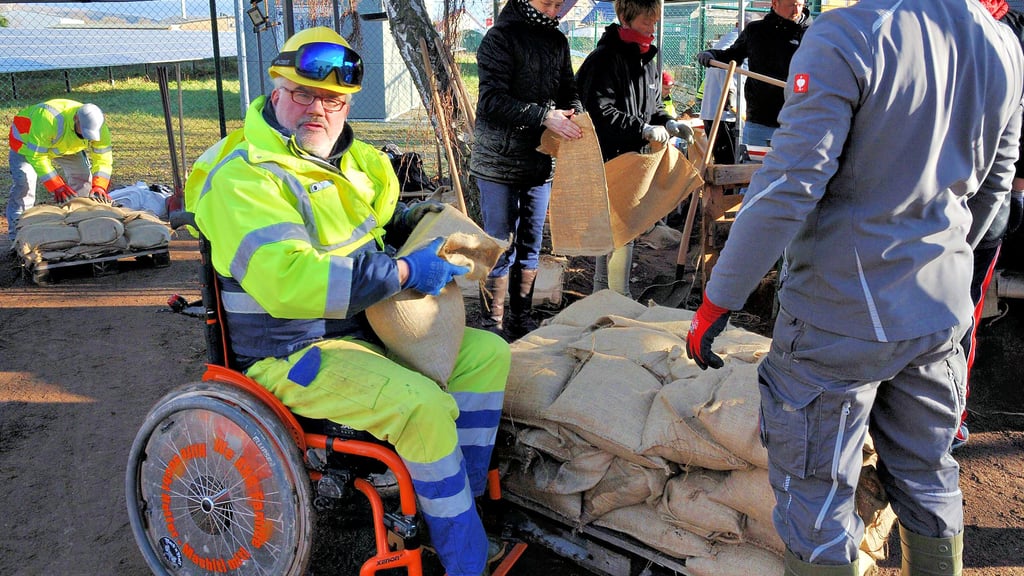 Knut Katzwinkel aus Hannoversch Münden hilft am Standort Berga beim Sandsäckefüllen.