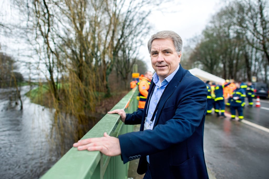 Jürgen Krogmann (SPD), Oberbürgermeister der Stadt Oldenburg, steht an einer Brücke am Osternburger Kanal.