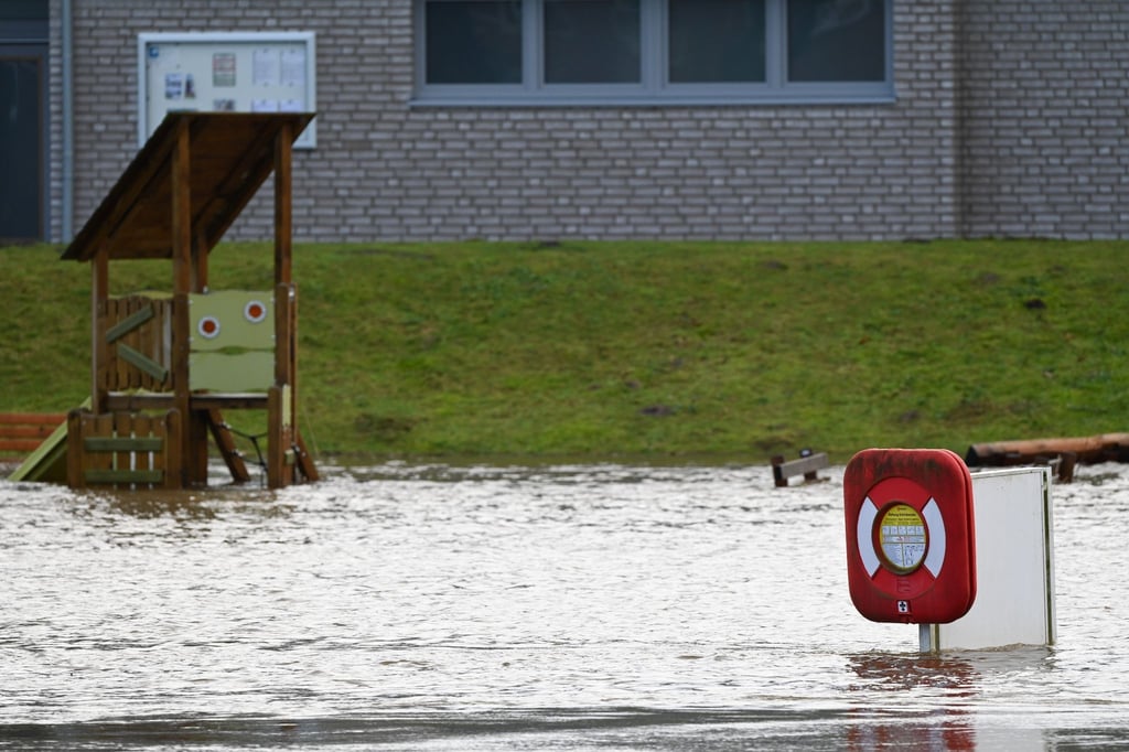 Nachdem der Fluss Ems über die Ufer getreten ist, steht das Wasser auf vielen flachen im Stadtgebiet.