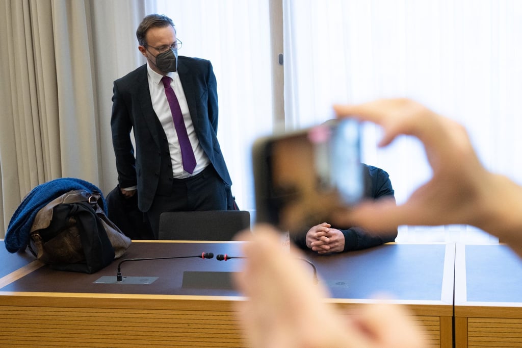 Ein Angeklagter (verdeckt) in einem weiteren Prozess um den Juwelenraub im Grünen Gewölbe sitzt im Gerichtssaal.