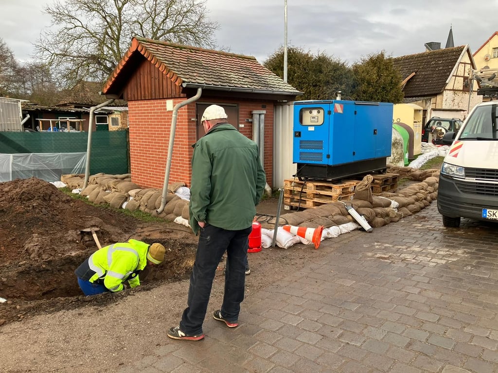 Mitarbeiter von EnviaM schließen das Pumpwerk des Abwasserzweckverbands am Freitagvormittag wieder ans Stromnetz an. Zuvor war aus dem Notstromaggregat Diesel geklaut worden.