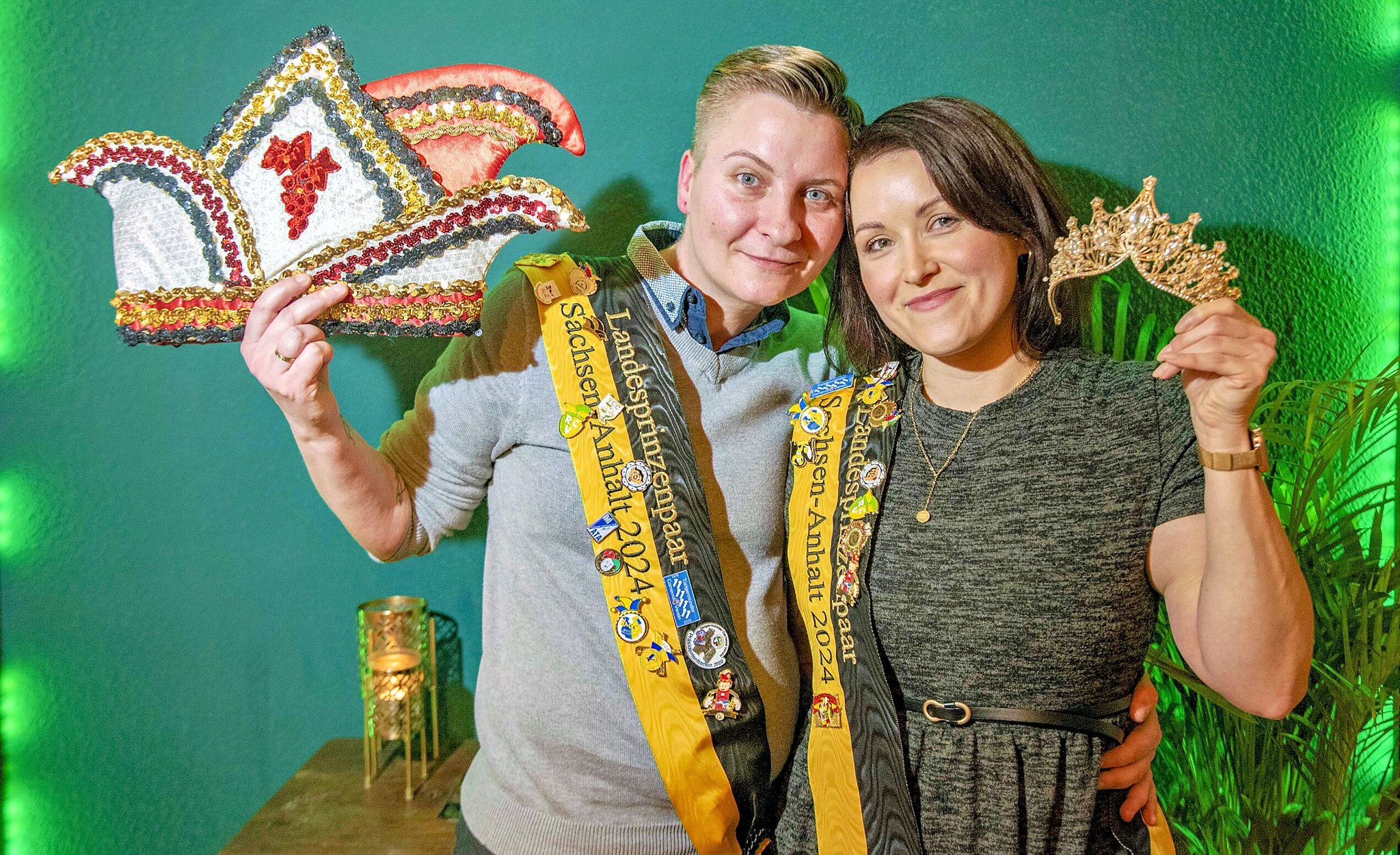 Besondere Premiere: Mit Krönchen ins Kanzleramt - Nadine und Franziska ...