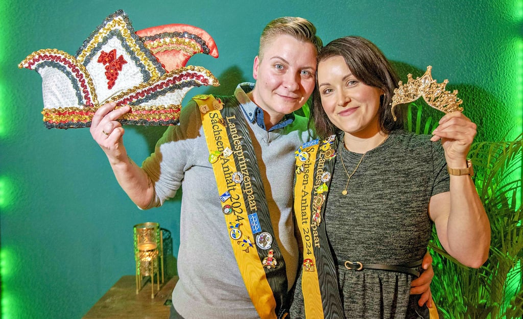 Nadine und Franziska Bahn mit Schärpe, aber ohne Kostüm. Ab nächster Woche sind die Beiden für den Karneval viel auf Achse.