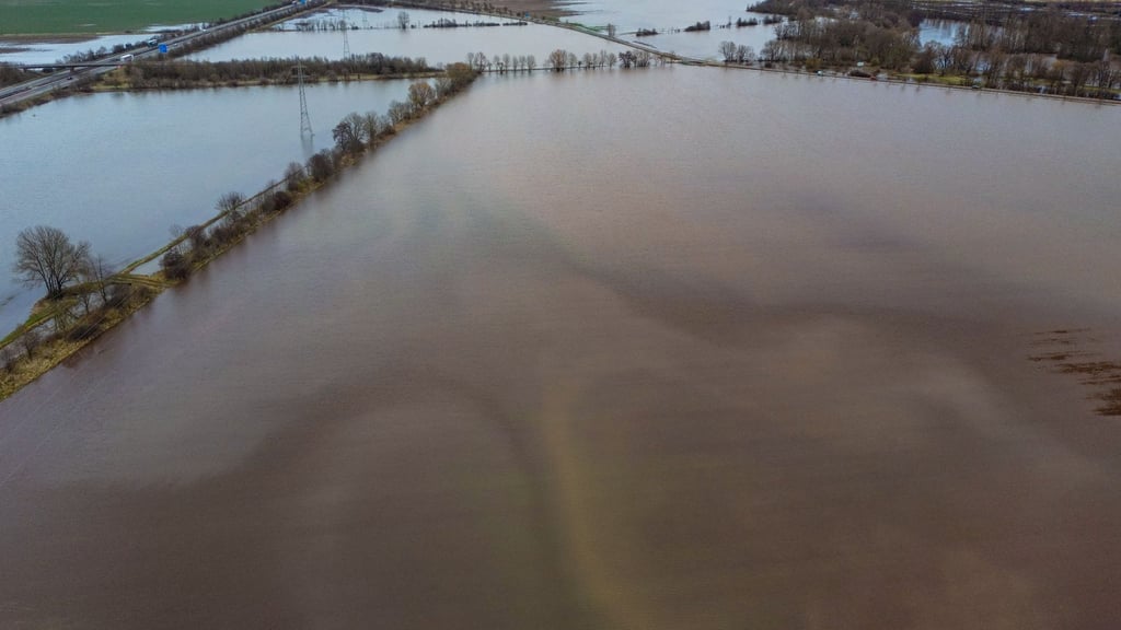 Das strömende Hochwasser erzeugt Muster im Landkreis Mansfeld-Südharz.