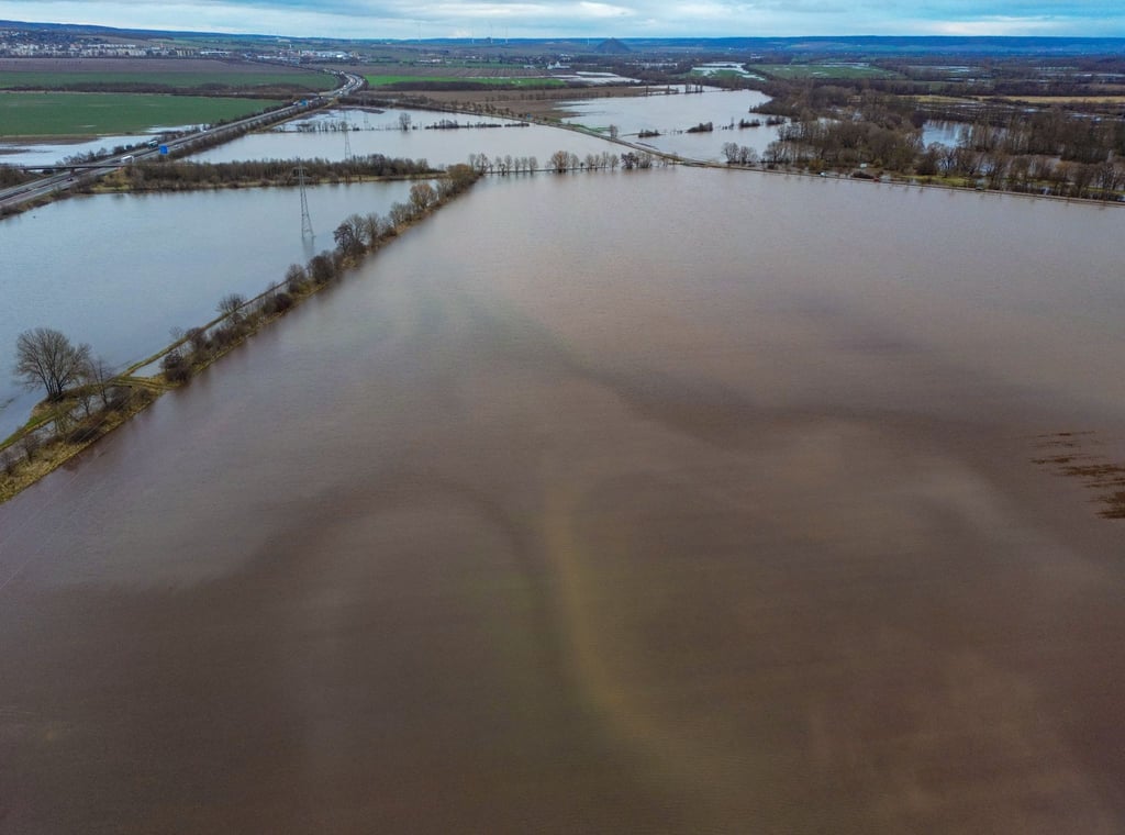Das strömende Hochwasser erzeugt Muster im Landkreis Mansfeld-Südharz.