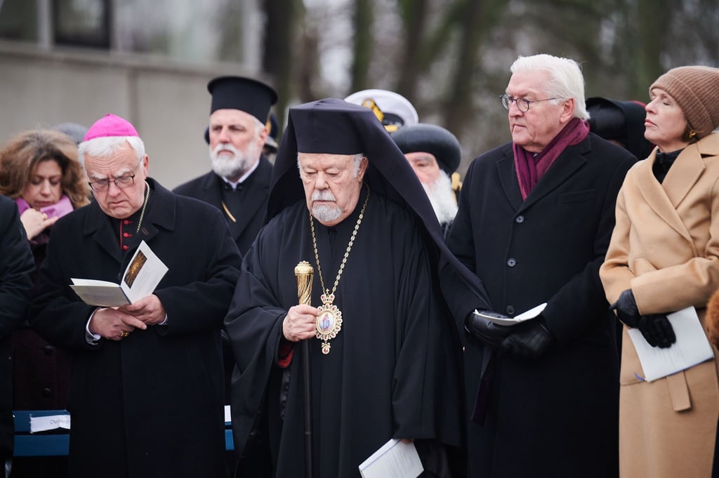 Frank-Walter Steinmeier Bundespräsident und seine Frau Elke Büdenbender nehmen an der orthodoxen Wassersegnung teil.