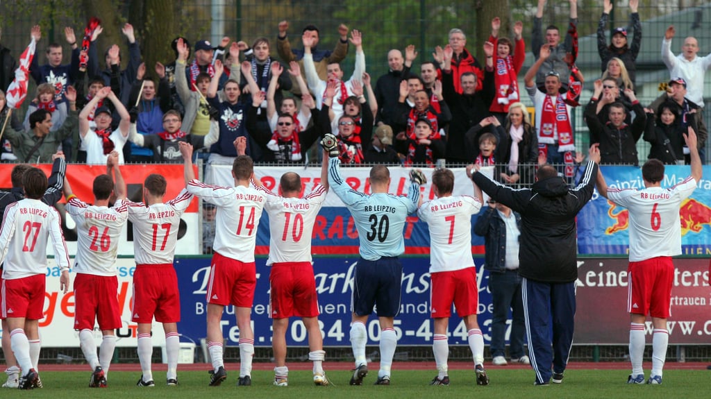 Die RB-Spieler feiern in der Oberliga-Saison 2009/10 einen Sieg mit den Fans.